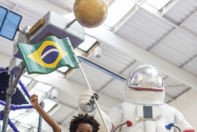Com planetas, satélite e foguete de cinco metros de altura, Shopping Grande Rio recebe atração espacial para crianças