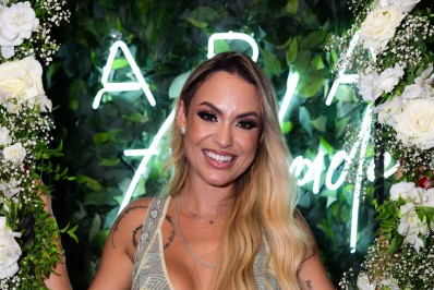 Cercada de famosos, ex-BBB Sarah lança coleção de joias em SP