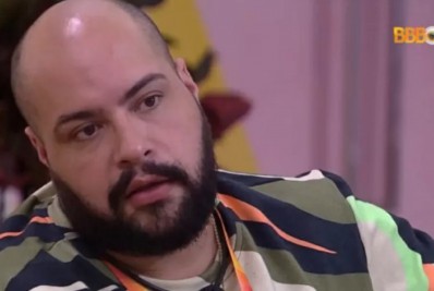 'BBB 22': Tiago Abravanel se desentende com Douglas e Pedro Scooby 