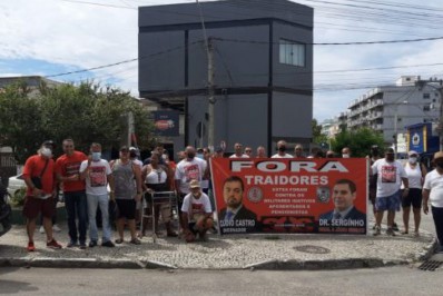 Militares inativos protestam contra governo do Estado e deputados em Cabo Frio
