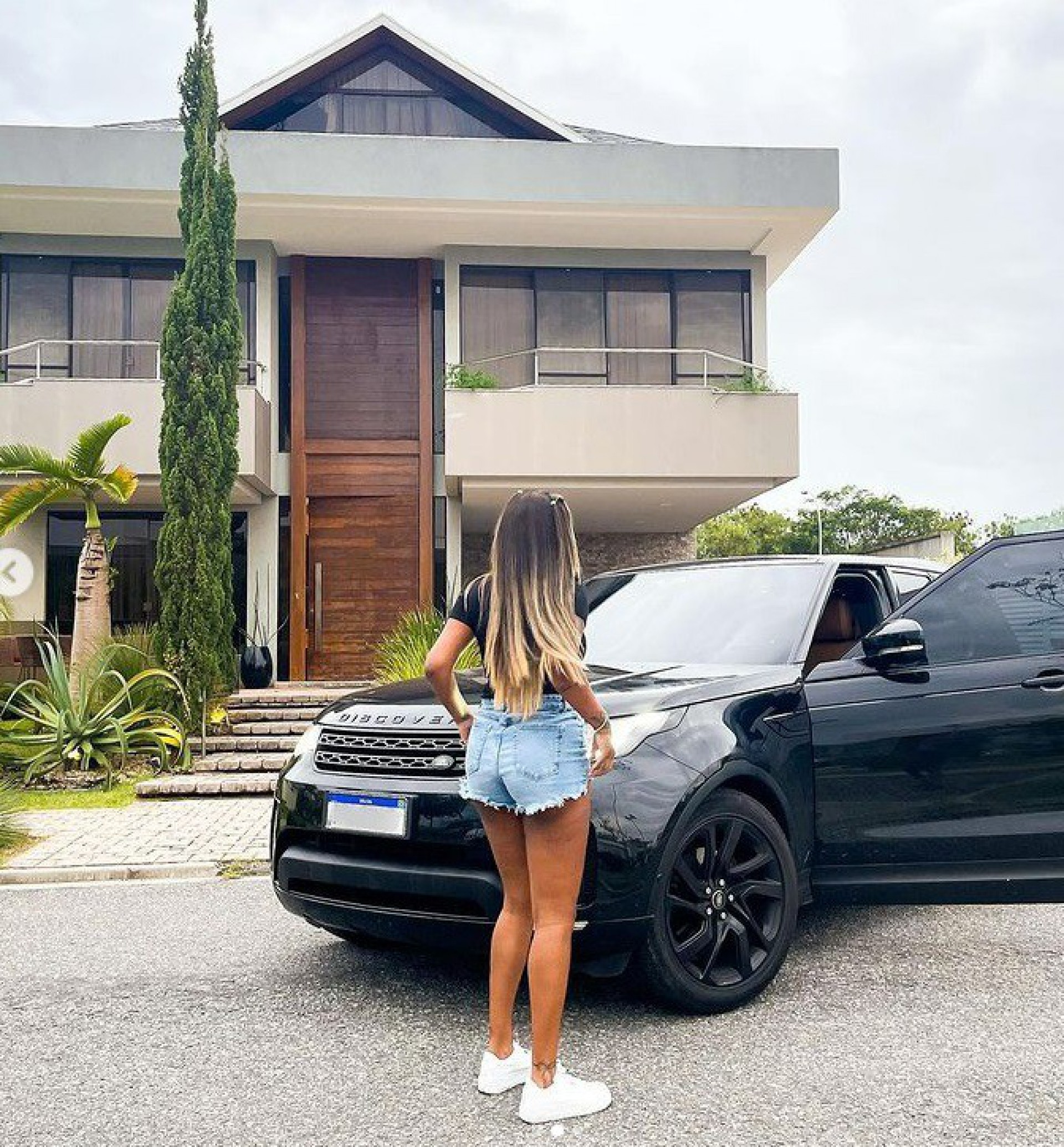 Ludmilla posa em frente a sua nova mansão - reprodução do instagram