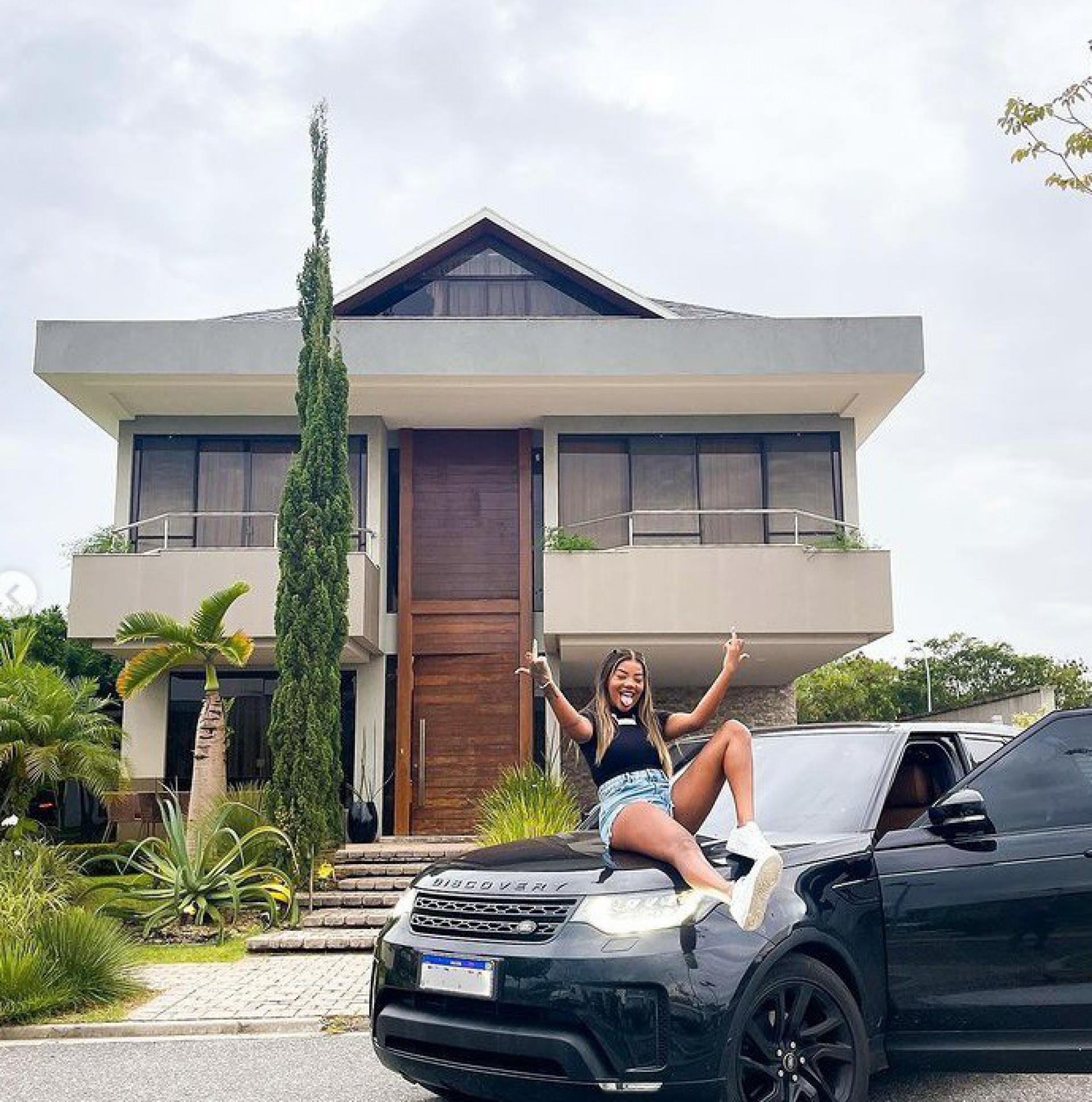 Ludmilla posa em frente a sua nova mansão - reprodução do instagram