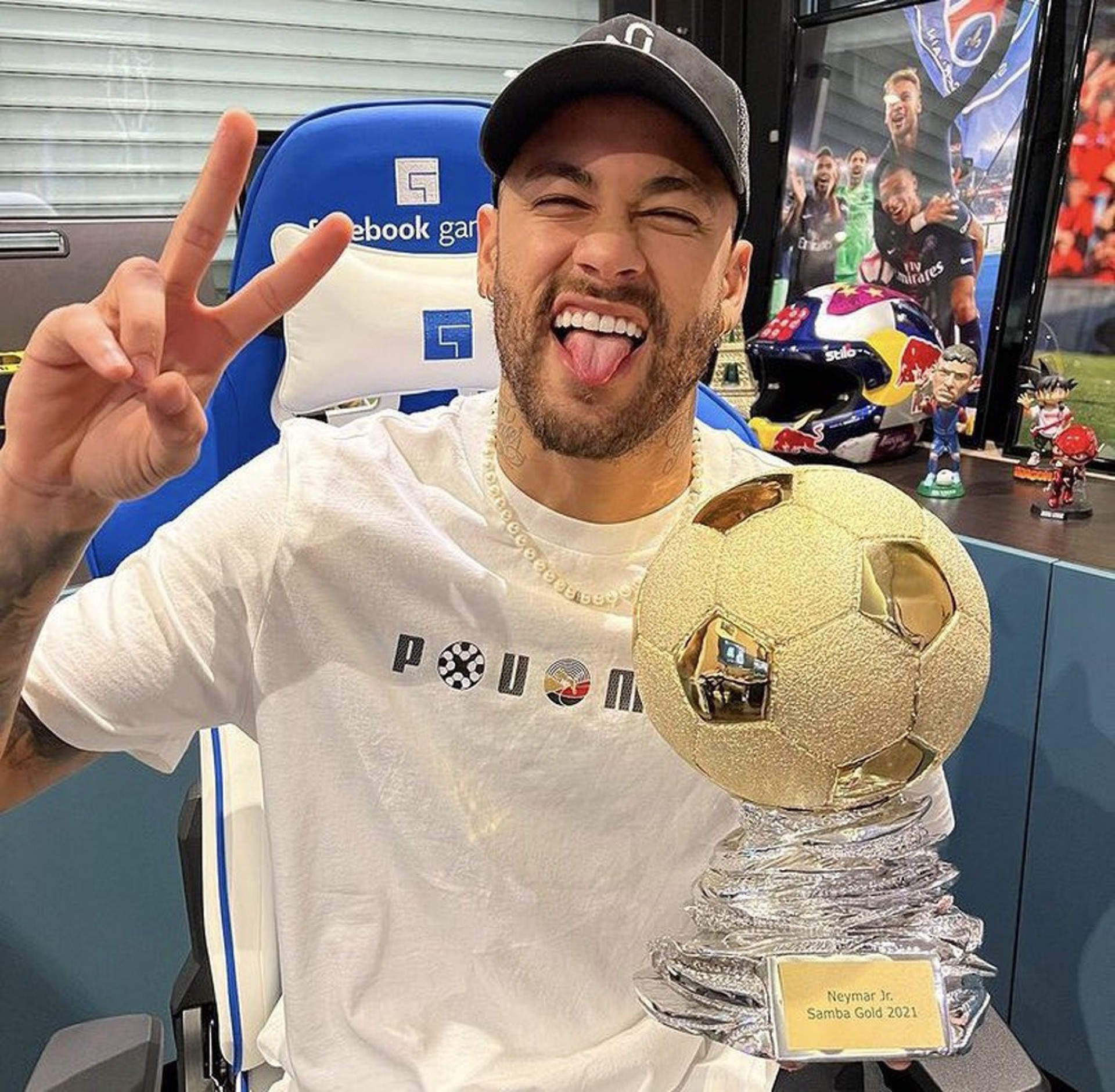 Neymar com o troféu Samba de Ouro 2021 - Divulgação/Sambafoot