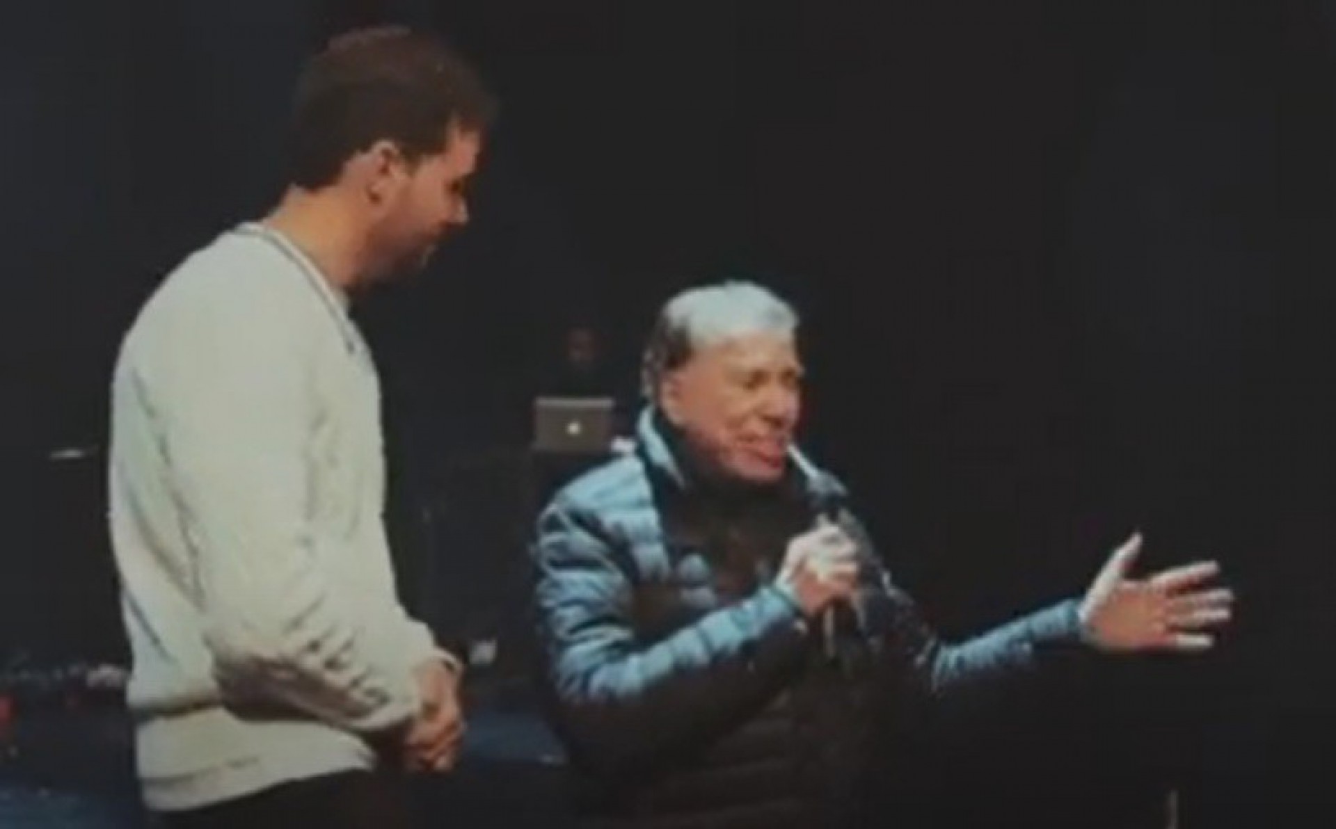 Silvio Santos sobe ao palco da igreja Lagoinha Orlando Church - reprodução de vídeo