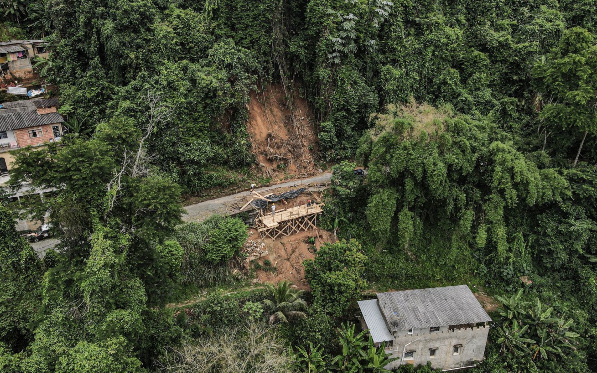 Obra de conten&ccedil;&atilde;o na Rua da Usina, em Cachoieras de Macacu