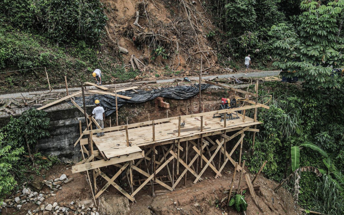 Obra de conten&ccedil;&atilde;o na Rua da Usina, em Cachoieras de Macacu