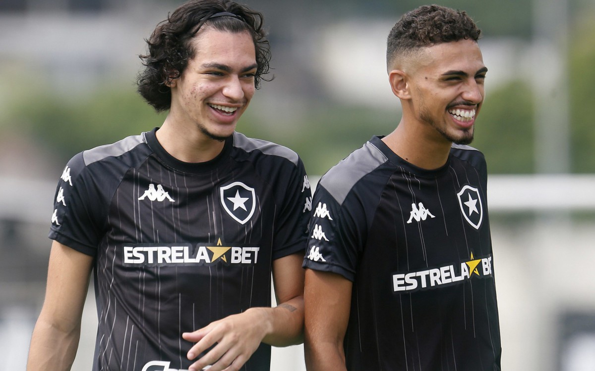 Matheus Nascimento e Juninho em treino do Botafogo no Est&aacute;dio Nilton