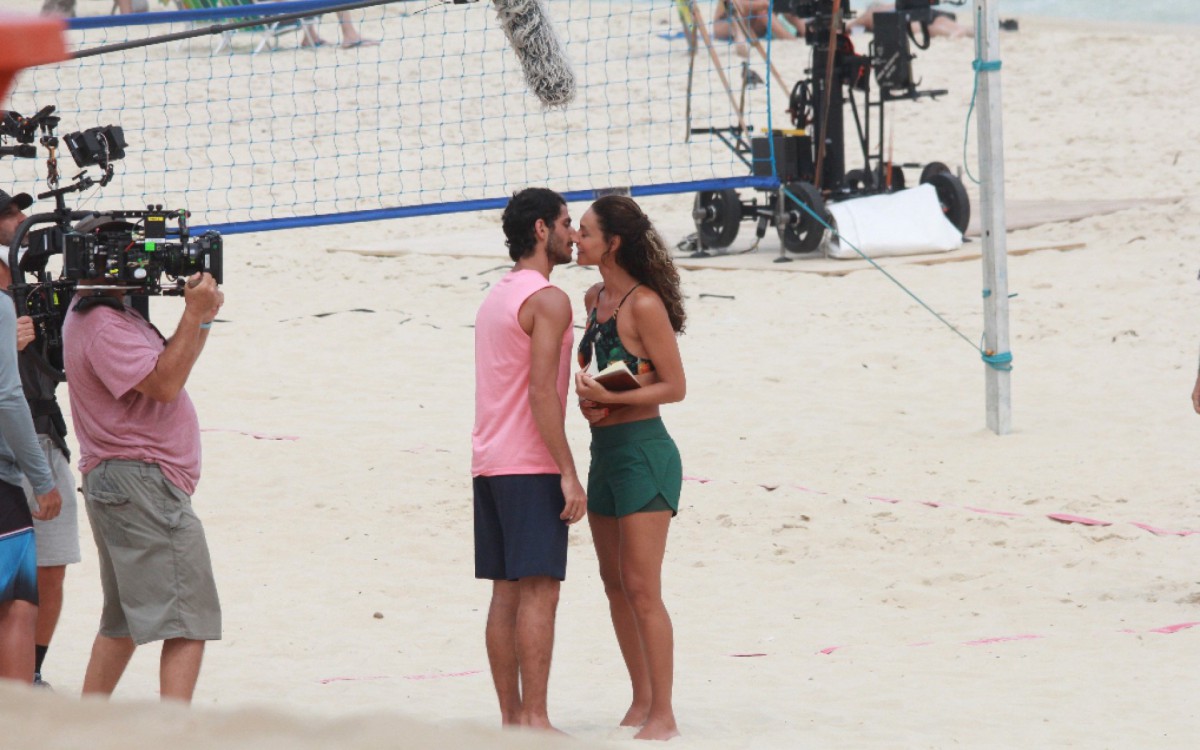 D&eacute;bora Nascimento participa de grava&ccedil;&atilde;o em praia da Zona Sul do Rio