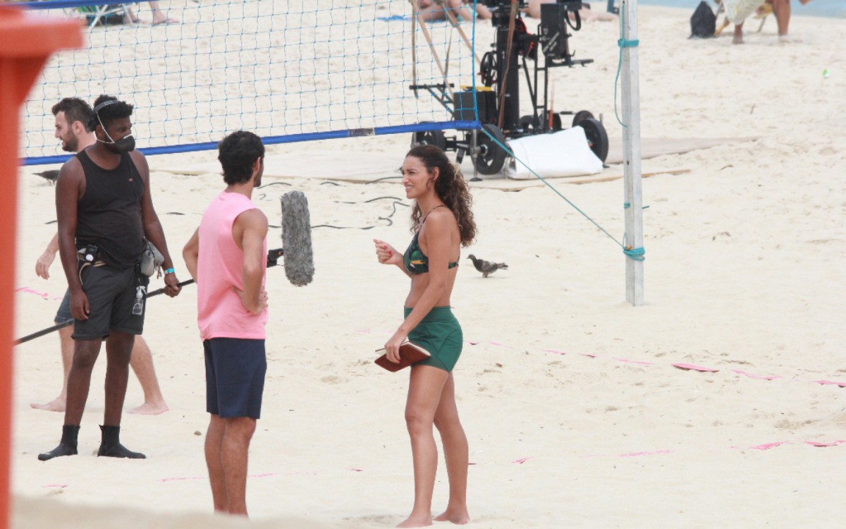 D&eacute;bora Nascimento participa de grava&ccedil;&atilde;o em praia da Zona Sul do Rio