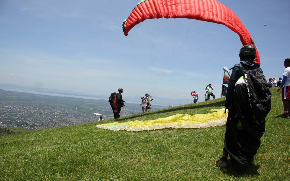 Sinal do Vale, em Duque de Caxias, atrai parapentistas - Divulga&ccedil;&atilde;o