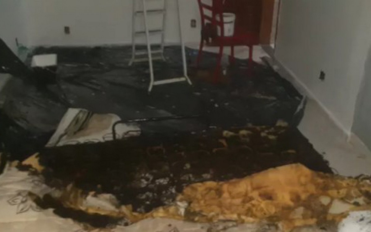 Parte mais destru&iacute;da da casa era o colch&atilde;o em que Jamille estava