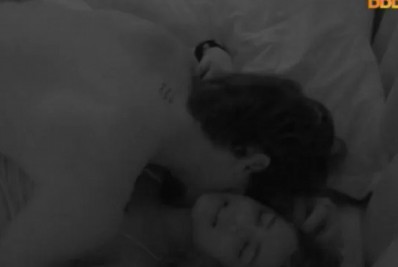 'BBB 22': Que amasso! Maria e Eliezer trocam beijos e carícias embaixo do edredom