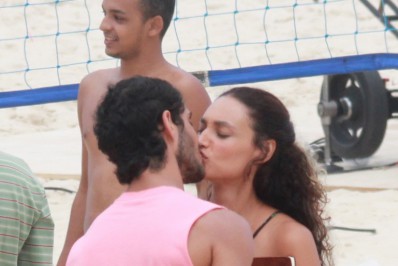 Débora Nascimento grava cena de beijo em praia da Zona Sul do Rio