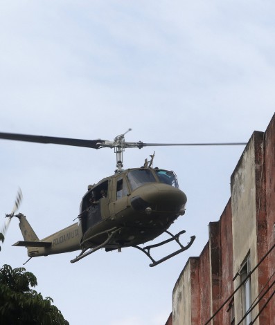 Helicóptero da poliçada dá rasante na comunidade de Cordovil na busca aos autores do tiro no rapaz