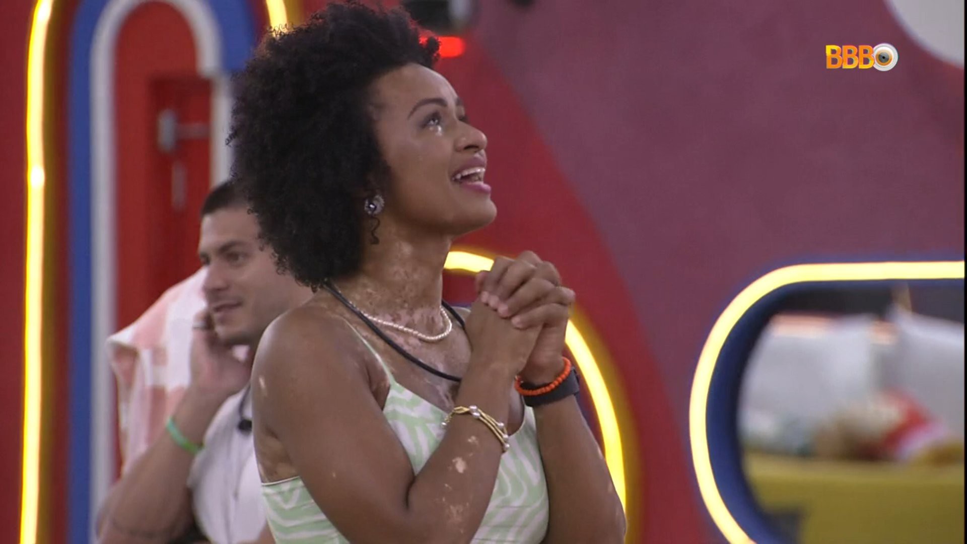 Natália comemora permanência na casa - Reprodução