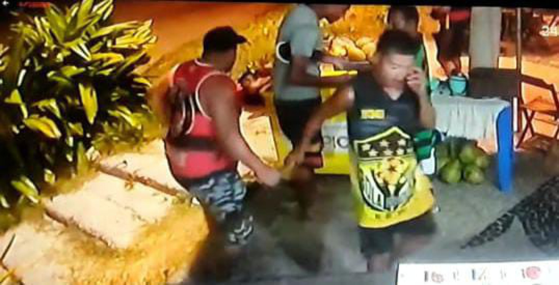 Belo usa celular enquanto passa porrete para Dezenove continuar as agressões contra Moïse - Reprodução