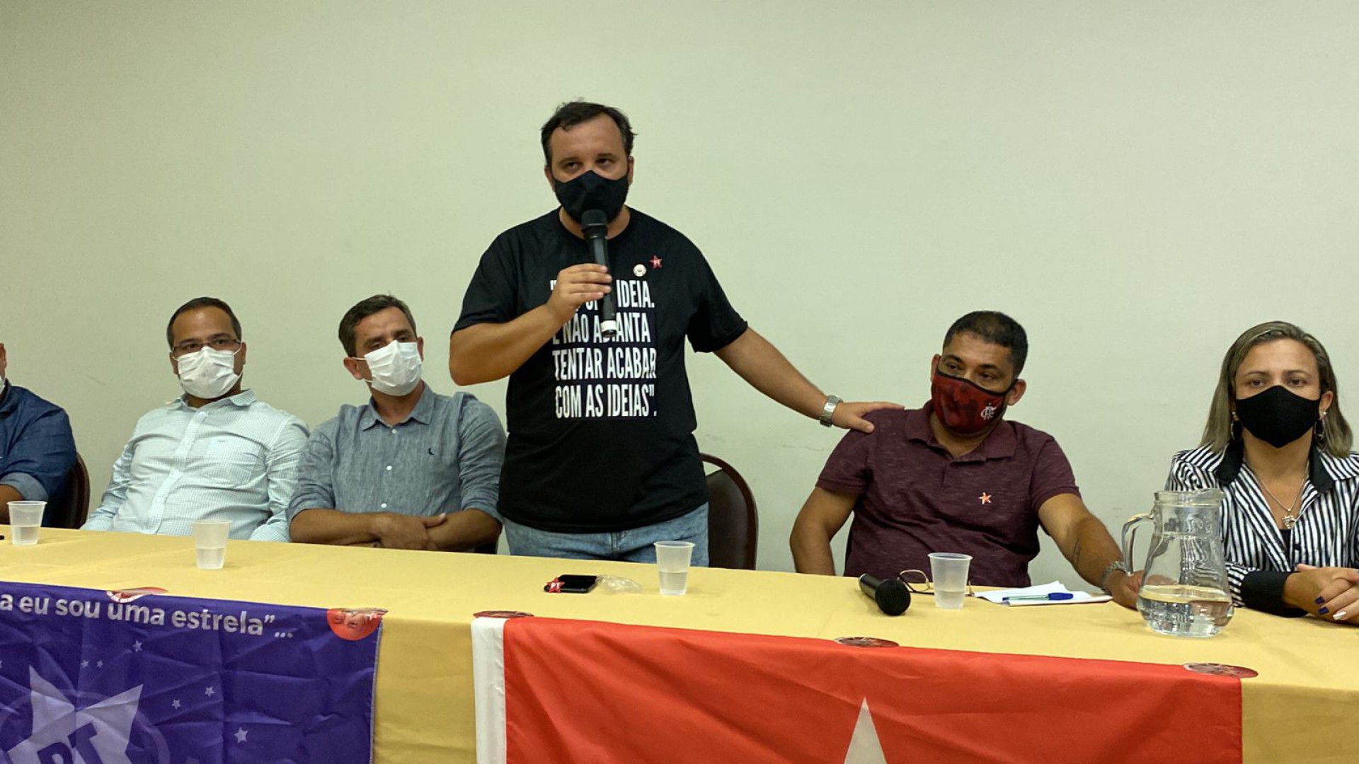 Rafael Pe&ccedil;anha toca o ombro do presidente do PT de Cabo Frio, engenheiro Luciano Silveira. Ao O Dia ele explicou o que o fez mudar de ideia em compara&ccedil;&atilde;o com 2020 quando disse que iria abandonar a carreira pol&iacute;tica  - Renata Cristiane