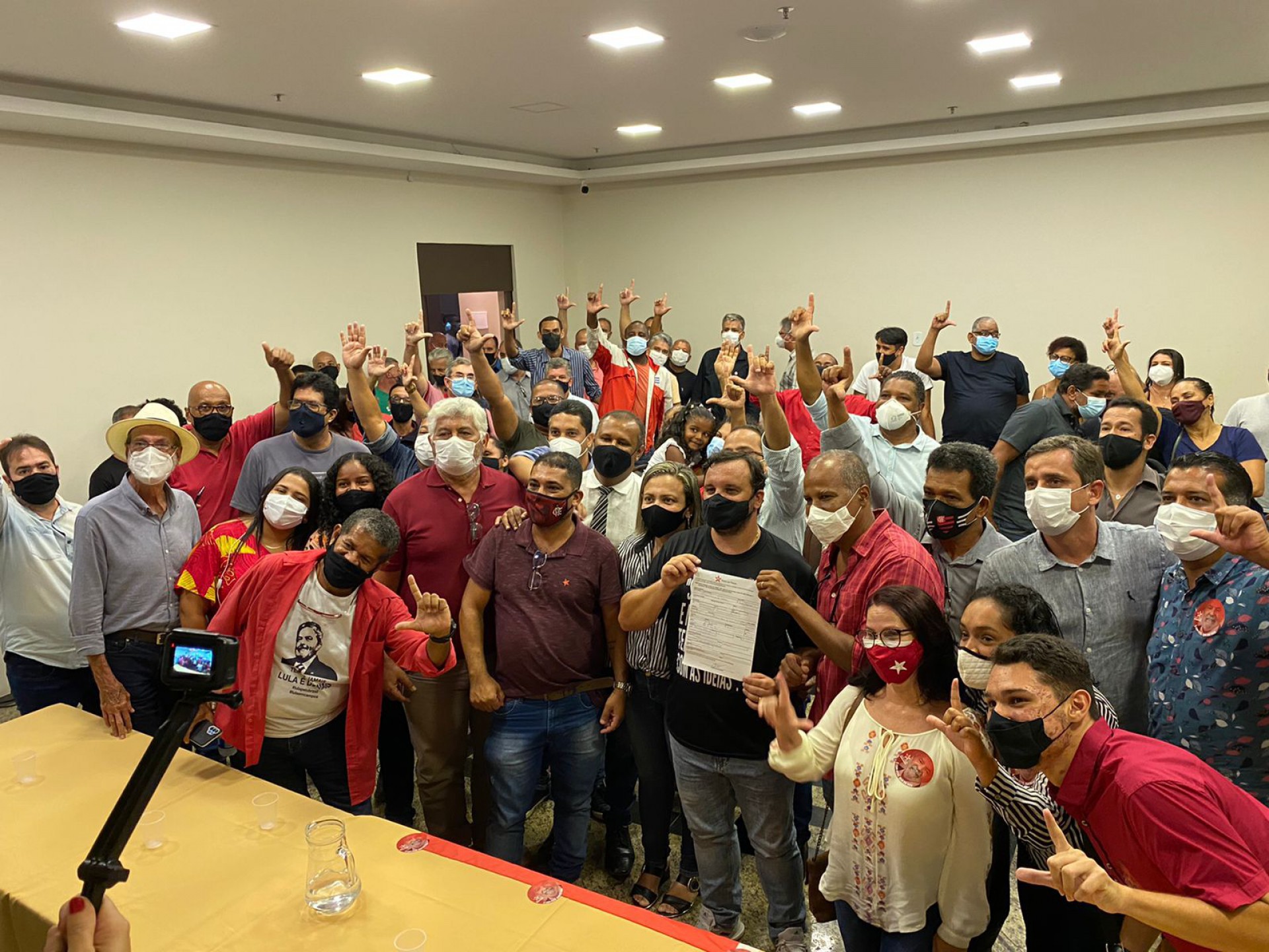 Ato de filia&ccedil;&atilde;o do PT em Cabo Frio lotou um dos sal&otilde;es de conven&ccedil;&atilde;o de hotel badalado de Cabo Frio. Ao final, tradicional grito de guerra: "Ol&ecirc;, ol&ecirc; ole ol&aacute;, Lula, Lula"   - Renata Cristiane