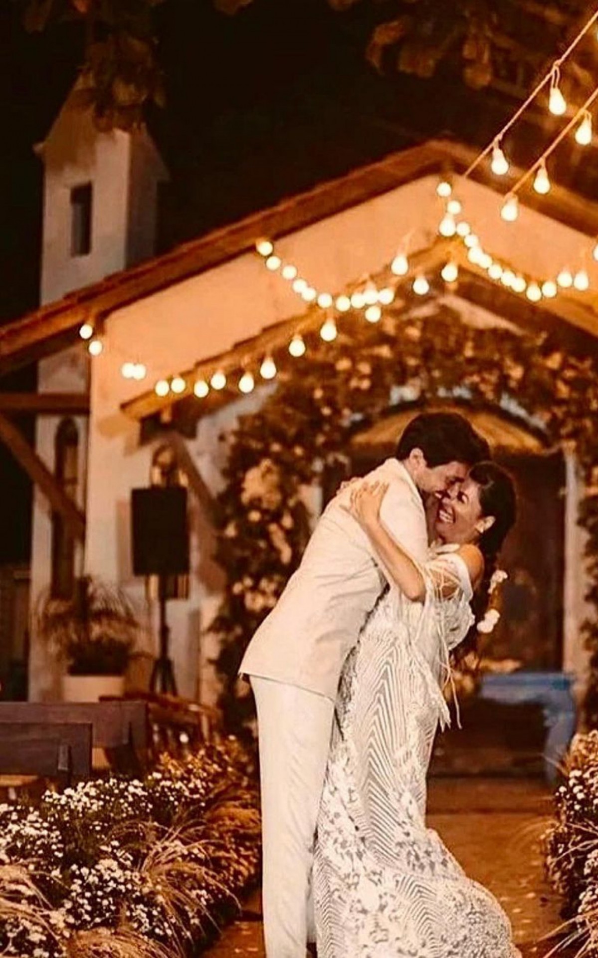 Emanuelle Araujo se casa em cerim&ocirc;nia intimista com Fernando Diniz. 