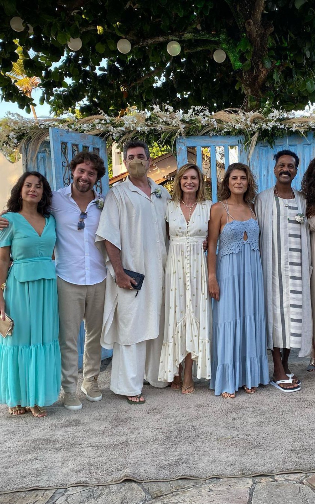 Lu&iacute;s Miranda, Andr&eacute;ia Horta, Paula Burlamaqui e Luana Martau no casamento de Emanuelle Araujo 