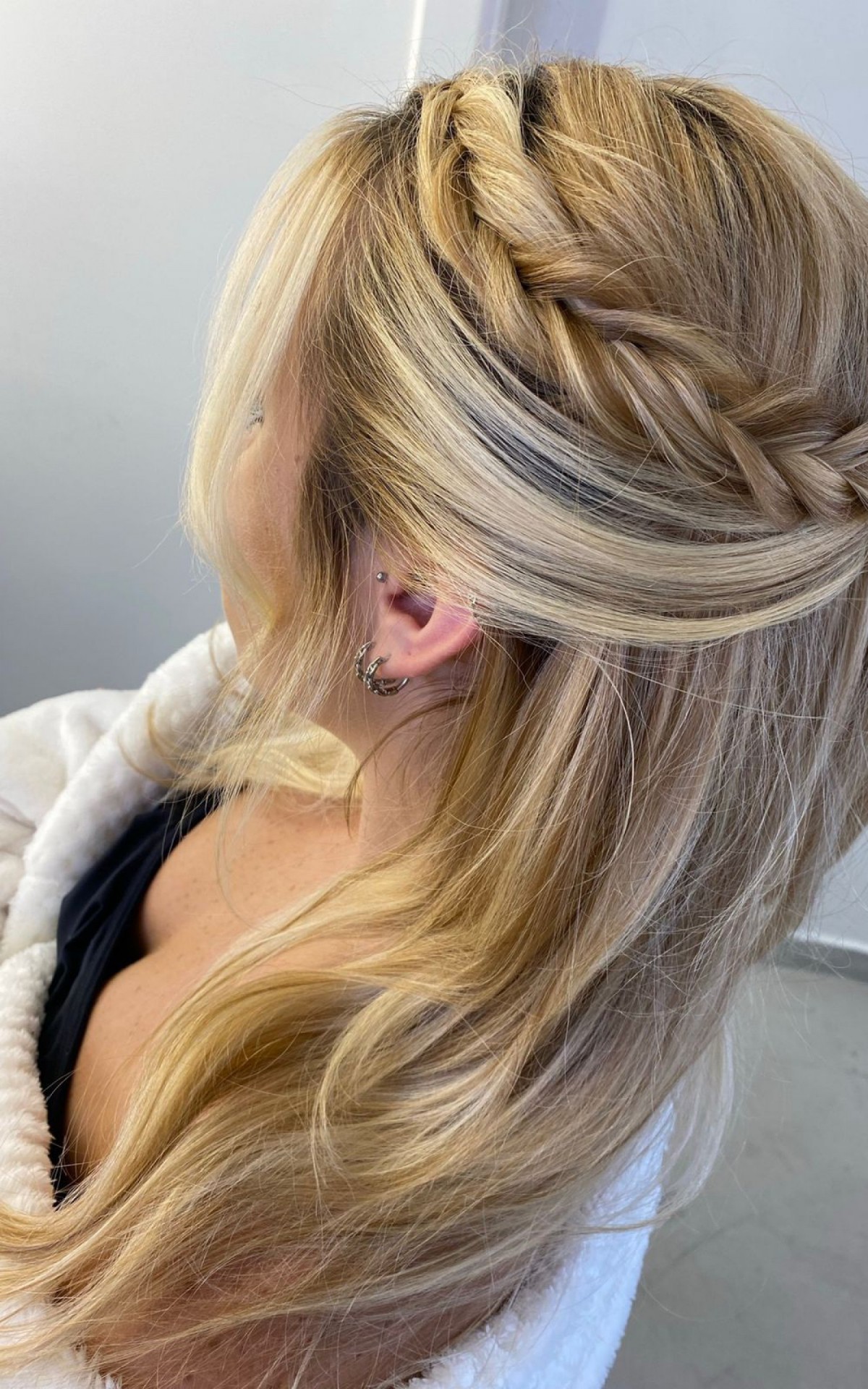 Outra op&ccedil;&atilde;o para as mulheres rom&acirc;nticas s&atilde;o as op&ccedil;&otilde;es de penteado com tran&ccedil;a