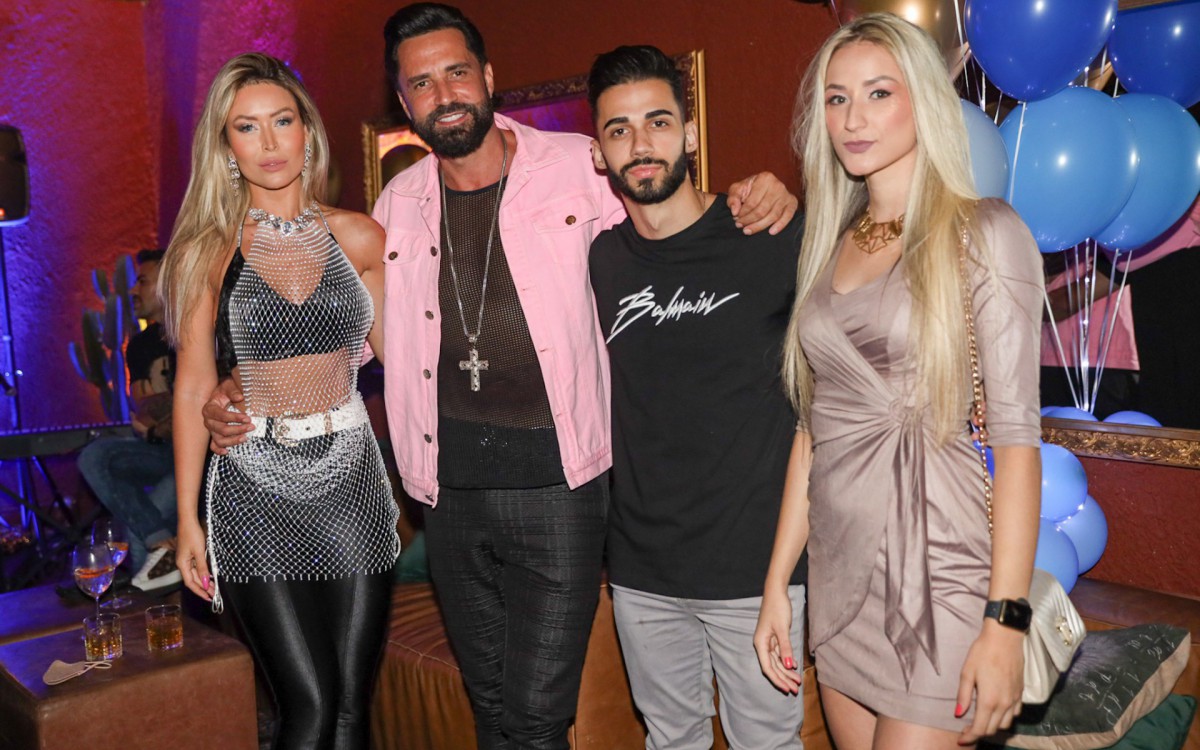 Latino comemora 49 anos em restaurante de S&atilde;o Paulo acompanhado pela noiva, Rafaella, e por dois de seus 10 filhos