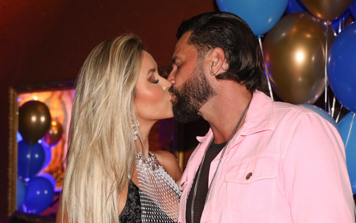 Latino comemora 49 anos em restaurante de S&atilde;o Paulo acompanhado pela noiva, Rafaella, e por dois de seus 10 filhos