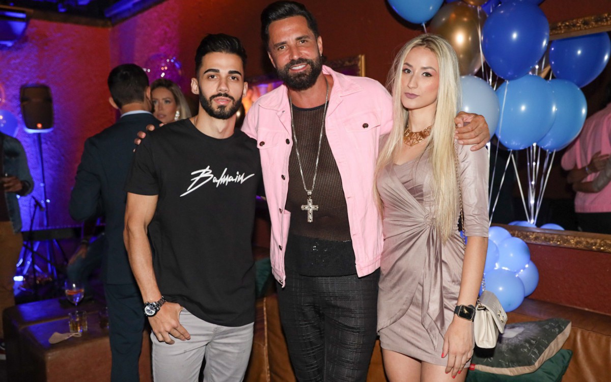 Latino comemora 49 anos em restaurante de S&atilde;o Paulo acompanhado pela noiva, Rafaella, e por dois de seus 10 filhos