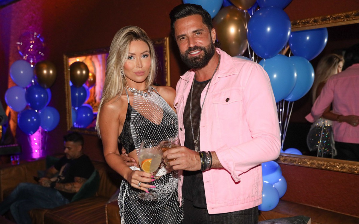 Latino comemora 49 anos em restaurante de S&atilde;o Paulo acompanhado pela noiva, Rafaella, e por dois de seus 10 filhos