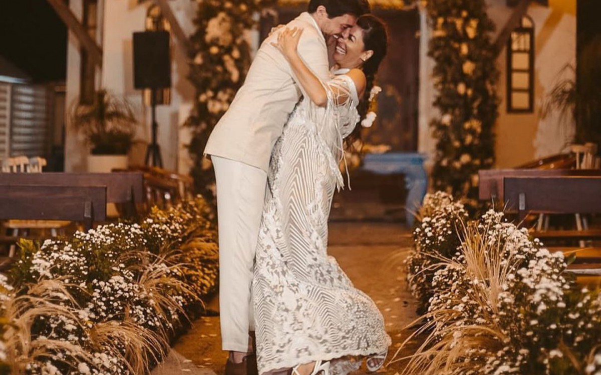 Emanuelle Araujo se casa em cerim&ocirc;nia intimista com Fernando Diniz. 