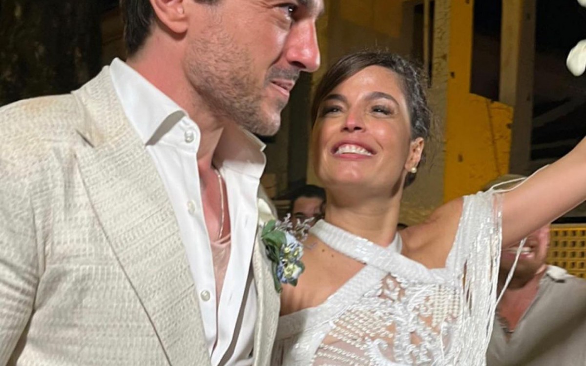 Emanuelle Araujo se casa em cerim&ocirc;nia intimista com Fernando Diniz. 