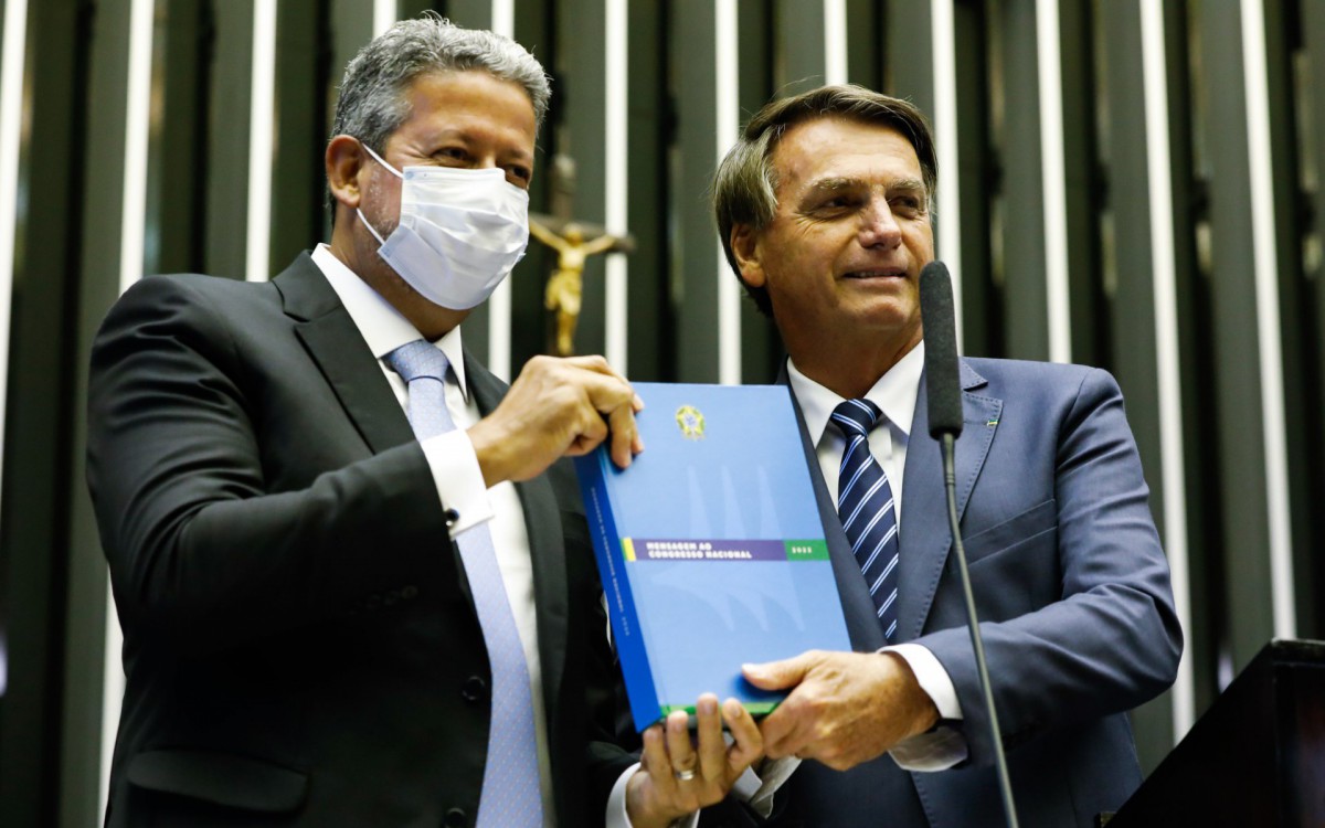 Jair Bolsonaro posa ao lado de Arthur Lira em abertura do ano no Congresso Nacional - Alan Santos