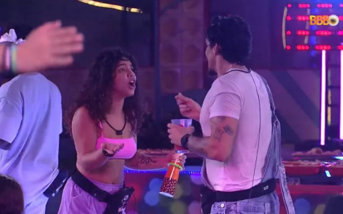 De pijama e banho tomado, Maria volta para a festa e chama Eliezer para o quarto - Reprodução