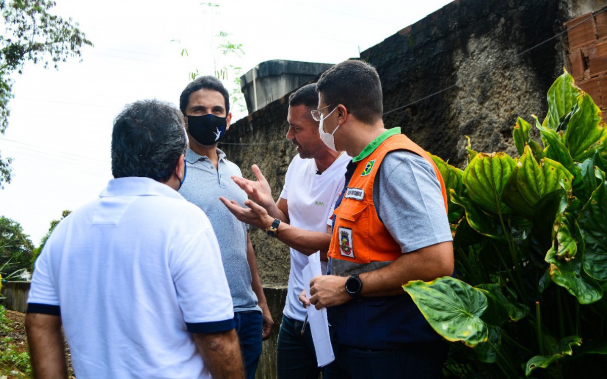 O prefeito Abra&atilde;ozinho acompanhou os trabalhos, ao lado de autoridades municipais, e conversou com alguns moradores