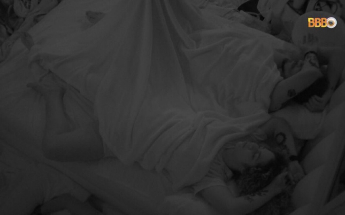 Após fazerem sexo, Maria e Eliezer dormem no quarto Lollipop - Reprodução