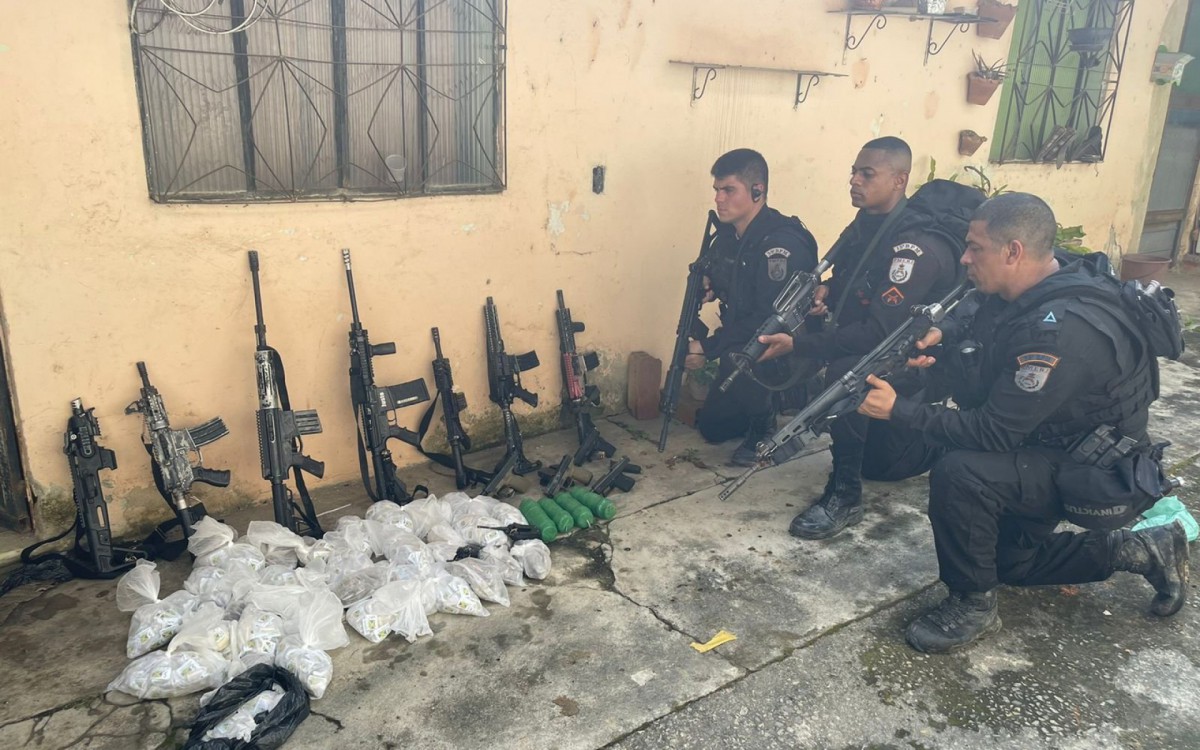 Os policiais militares do 39&ordm; BPM com todo o material apreendido na opera&ccedil;&atilde;o no Parque Floresta
