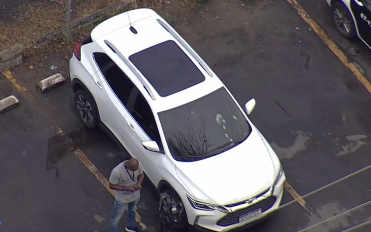 Carro de PM que reagiu a tentativa de roubo a moto teria sido atingido por tiros