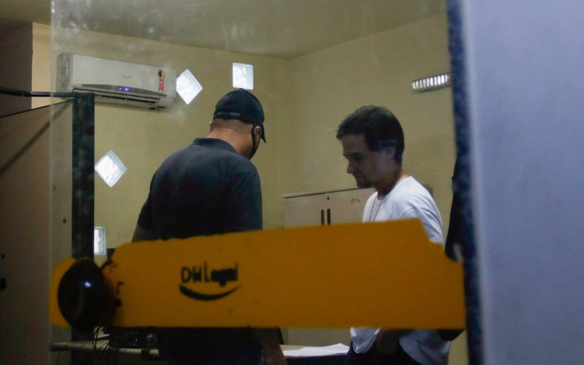 Viviane e Alauir Mattos de Faria chegaram na DH para prestarem depoimento sobre o caso do congolês Moïse