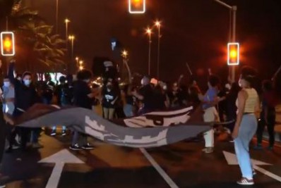 Jovens realizam protesto em frente ao quiosque onde o congolês Moïse foi assassinado