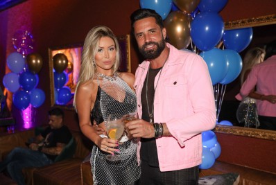 Latino comemora aniversário ao lado da noiva e dois de seus 10 filhos