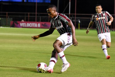 Jogador do Fluminense recebe alta após pancada na cabeça em jogo contra o Botafogo