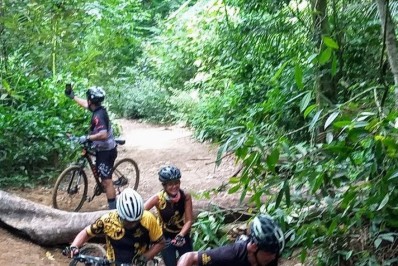 Ciclistas de Belford Roxo estão construindo uma pista de Mountain Bike no Vale do Ipê
