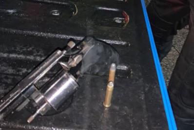 Dupla é presa com revólver e munições em Cabo Frio