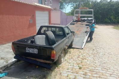 Veículos abandonados em vias públicas são recolhidos pela Prefeitura de Macaé