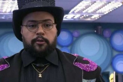 Roupa de Tiago Abravanel em festa do 'BBB 22' vira meme: 'Zé do Caixão com Mara Maravilha'