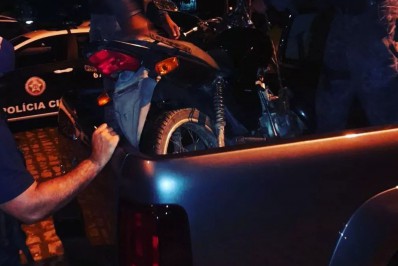 Guarda Municipal de Búzios flagra dupla em moto adulterada portando 40 pinos de cocaína