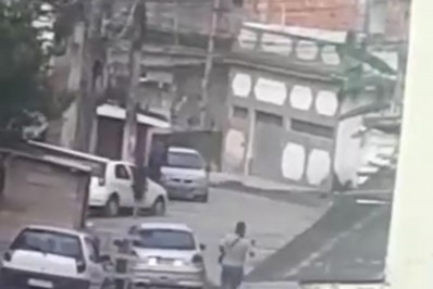 Traficantes de facções rivais disputam território na Vila Kennedy; moradores ficam encurralados