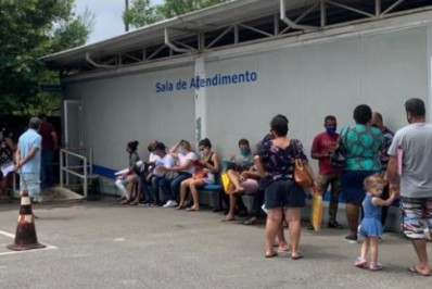 Usuários do Detran, em Araruama, reclamam da fila no posto de vistoria