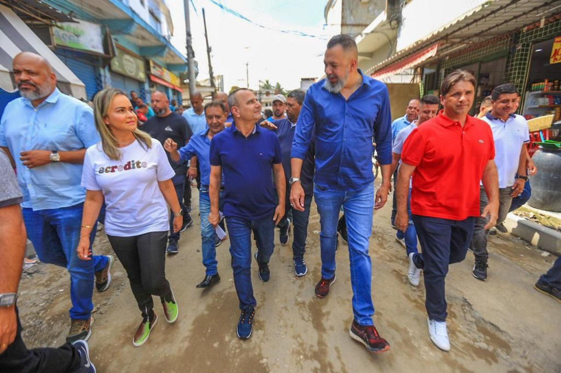 Marcelo Canella, Daniela, Waguinho e M&aacute;rcio Canella caminham por uma rua que receber&aacute; obras - Rafael Barreto / PMBR