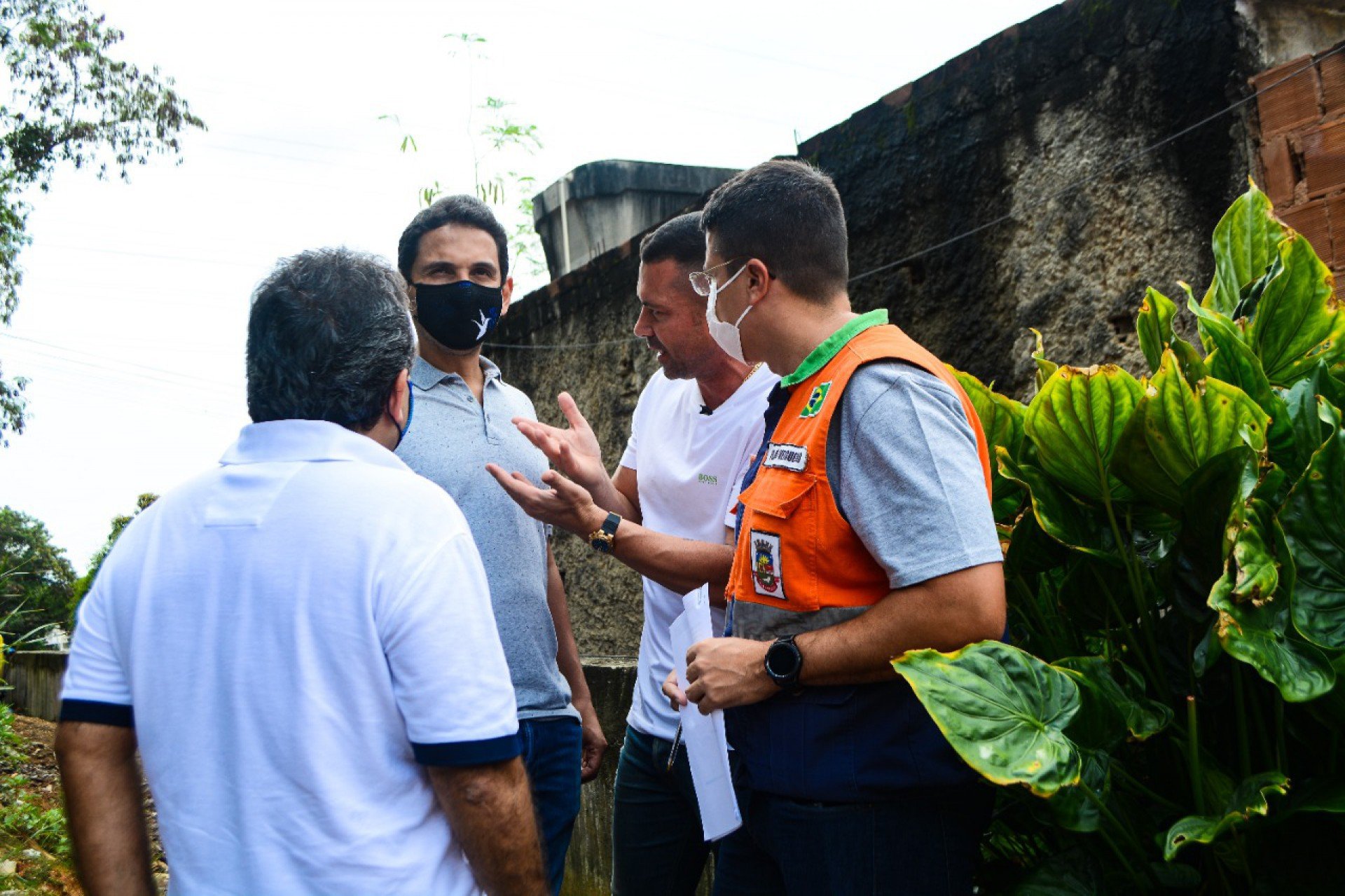 O prefeito Abraãozinho acompanhou os trabalhos, ao lado de autoridades municipais, e conversou com alguns moradores - Divulgação / PMN
